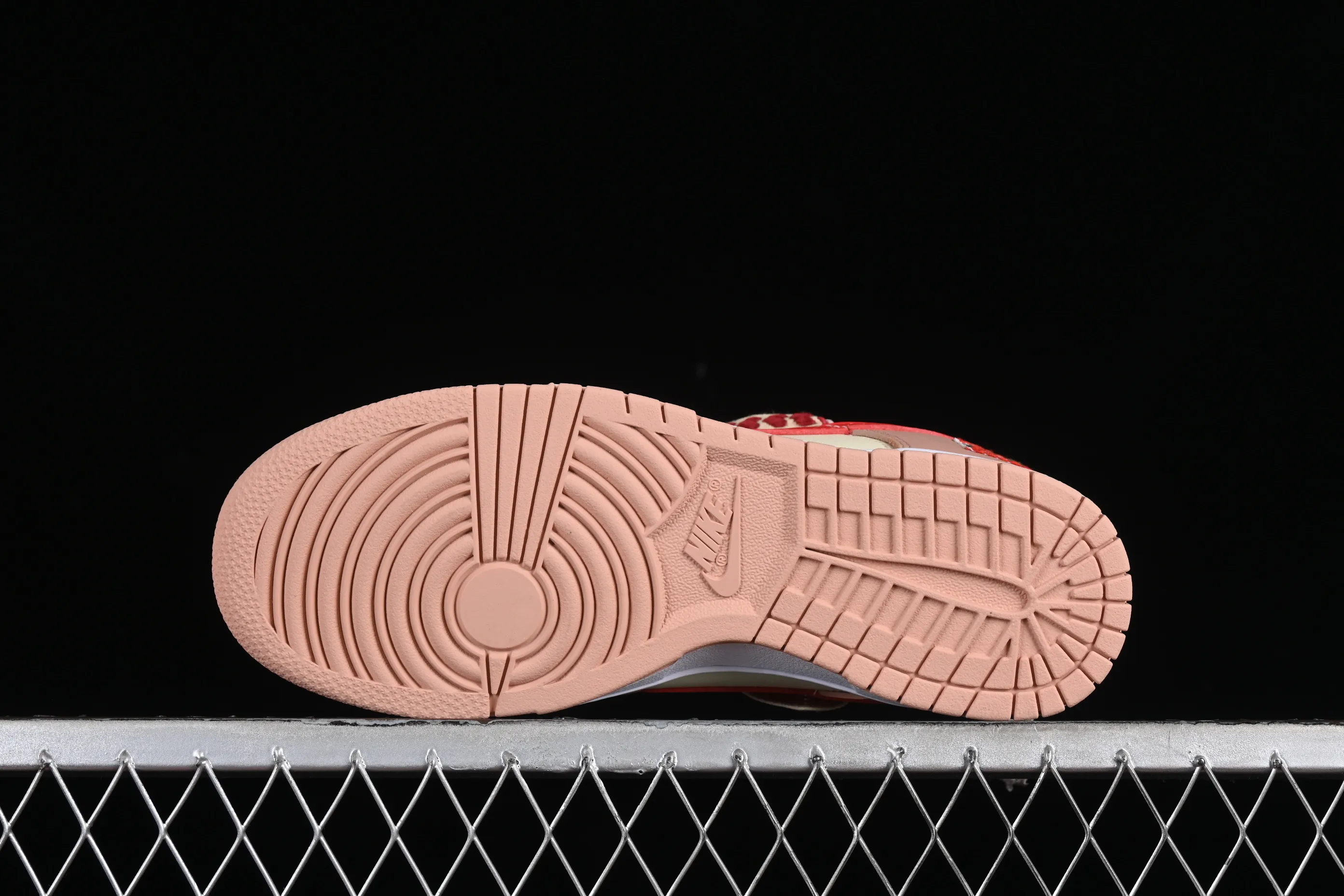All Categories Nk SB Dunk Series Nk SB Dunk Low Low-top sneakers Nk Dunk Low Christmas gift Strawberry cake SB strappy low-top casual sneakers DD1503-118